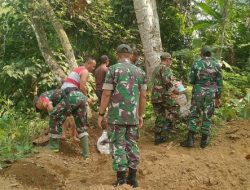 Sinergitas TNI dan Polri Bersama Pemerintah Daerah : Pindahkan Material Longsor Di Desa Kandangan