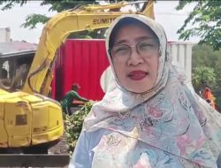 Untuk Mencegah Banjir, Dinas PUPR dan BPBD Beserta Warga Bersihkan Tanaman Liar dan Sampah di Aliran Sungai Tajungan