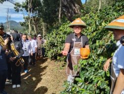 Perkuat Ekonomi Desa Sesuai Asta Cita, Wakil Menteri BUMN Tinjau Program Kemitraan Kopi Perhutani di Bondowoso