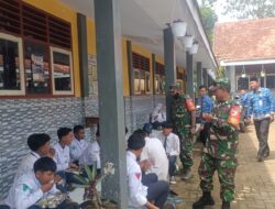 Babinsa Kawal Langsung Pendistribusian Makan Bergizi Gratis di SMP Negeri 3 Satu Atap Sumber Wringin Bondowoso