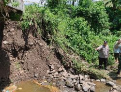 Cek Jembatan Longsor di Wonoboyo, Babinsa Turun Langsung Dampingi Pejabat Daerah Pastikan Keselamatan Warga