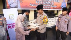 Ramadhan Momentum Berbagi, Kapolres Bondowoso Salurkan 848 Sak Beras Zakat untuk Kaum Duafa