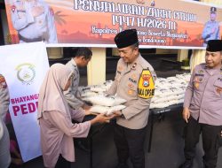 Ramadhan Momentum Berbagi, Kapolres Bondowoso Salurkan 848 Sak Beras Zakat untuk Kaum Duafa