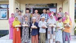 Polri Untuk Masyarakat : AKP Nisin Pimpin Bagi Takjil Berikan Edukasi Tentang Tertib Lalu Lintas