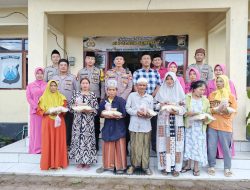 Polri Untuk Masyarakat : AKP Nisin Pimpin Bagi Takjil Berikan Edukasi Tentang Tertib Lalu Lintas