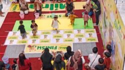 Lucu-lucu! Latih Fokus Anak Atrium Toserba KDS Situbondo Jadi Lautan Balita, Si Kecil Rebutan Pindahkan Bola