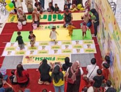 Lucu-lucu! Latih Fokus Anak Atrium Toserba KDS Situbondo Jadi Lautan Balita, Si Kecil Rebutan Pindahkan Bola
