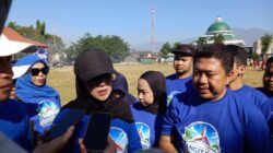 Dina Lorenza Turun Langsung Pungut Sampah di Tamanan, Ajak Masyarakat Bondowoso Peduli Lingkungan