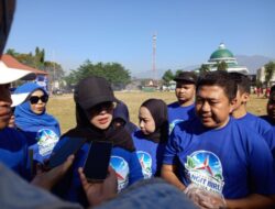 Dina Lorenza Turun Langsung Pungut Sampah di Tamanan, Ajak Masyarakat Bondowoso Peduli Lingkungan