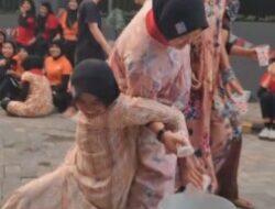 Semarakkan Harjakasi Ke-208 Dan HUT Kemerdekaan RI Ke-81, KDS Situbondo Adakan Lomba Estafet Air Berkostum Era Jadul