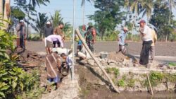 Bukan Sekadar Perbaikan Jalan! Babinsa Dawuhan Turun Tangan, Warga Kompak Benahi Fasilitas Dusun Timur Sawah