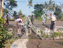 Bukan Sekadar Perbaikan Jalan! Babinsa Dawuhan Turun Tangan, Warga Kompak Benahi Fasilitas Dusun Timur Sawah