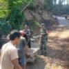 JALAN 150 METER DI BANYU WULU MULAI BERUBAH! BABINSA TURUN TANGAN, TNI HADIR DI TENGAH WARGA