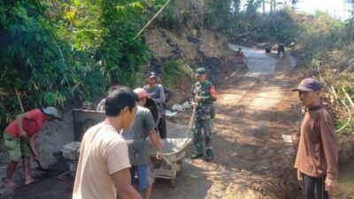 JALAN 150 METER DI BANYU WULU MULAI BERUBAH! BABINSA TURUN TANGAN, TNI HADIR DI TENGAH WARGA